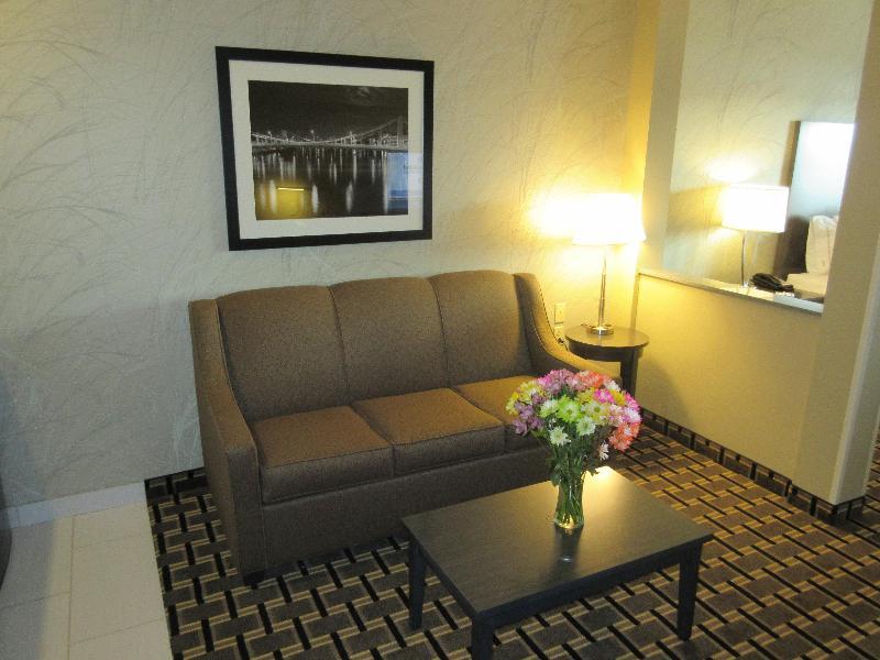 Holiday Inn Express & Suites Butler By Ihg Екстер'єр фото
